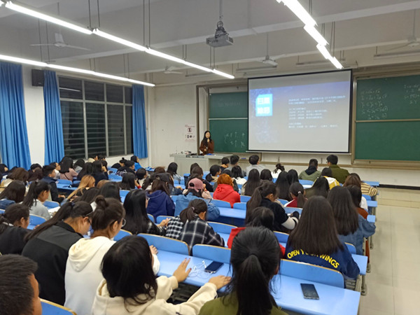 图片一杨青主持班会_副本