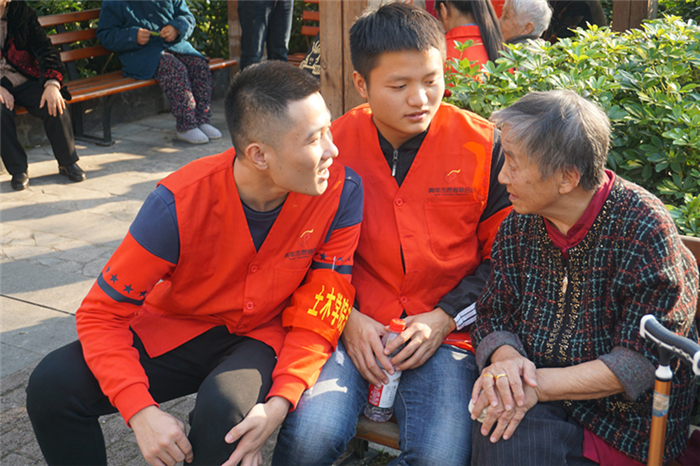 图为学生党员们与老人们热情交谈2_副本