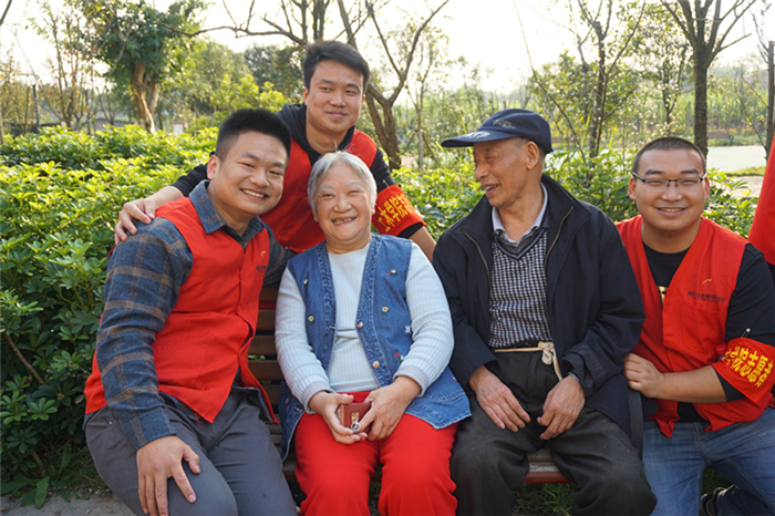 图为学生党员们与老人们热情交谈3 _副本