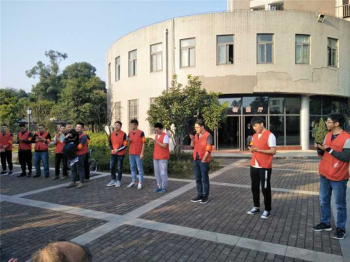 图为学生党员们为老人合唱《让我们荡起双桨》_副本