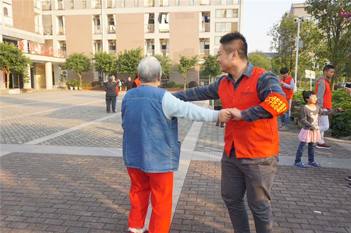 1图为张奶奶教跳重庆”十六步“_副本