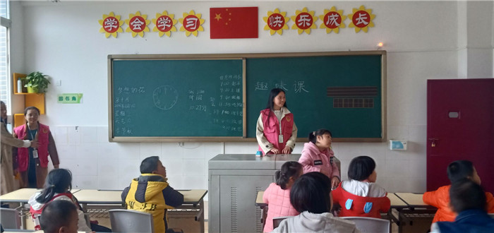 经济管理学院开展“爱心支教行 冬日暖人心”团日活动 (8)