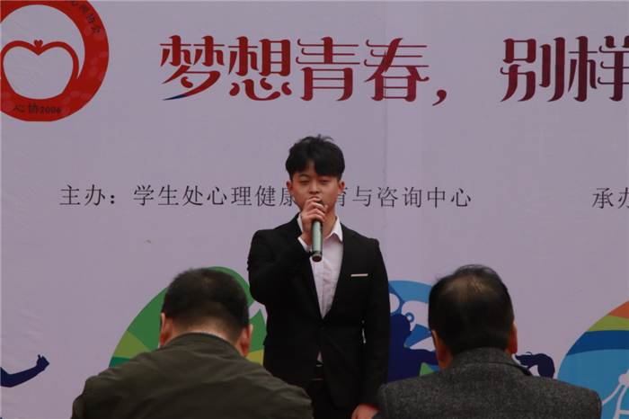 学生谭鑫讲解活动目的