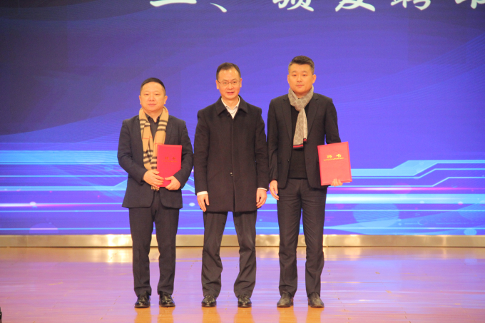 蔡祥东颁发聘书_副本