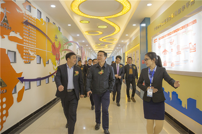 图片一：刘董事长与各企业一起参观会场