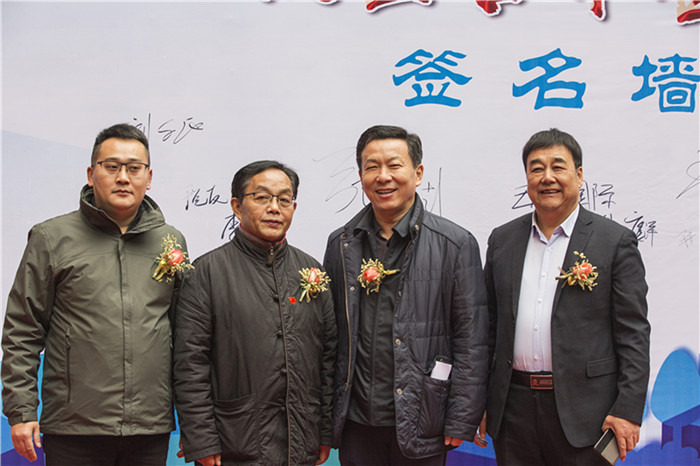 图片一1：刘董事长喜迎合作企业嘉宾