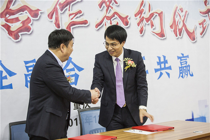 图片三：张子林院长与企业签署协议