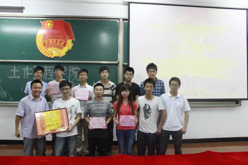 胡人予在校期间参加活动（第一排右二）