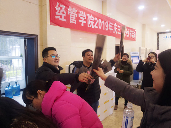 院长书记献花_副本