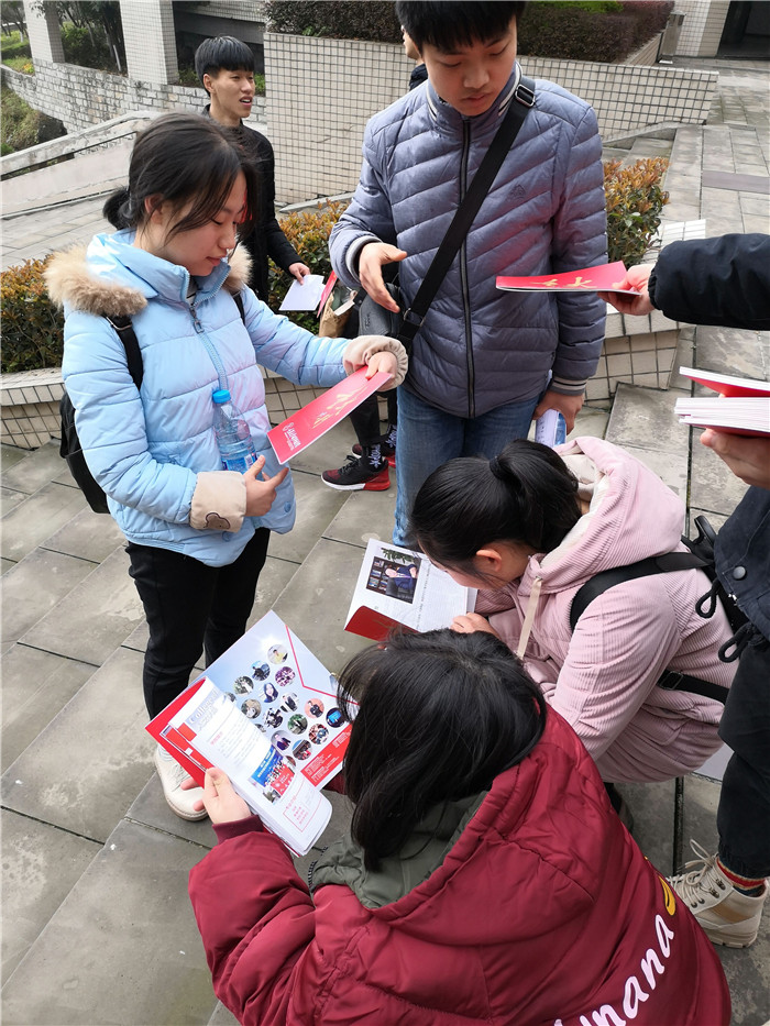 图2&nbsp;重庆电子职业技术学院考生仔细阅读我校宣传手册