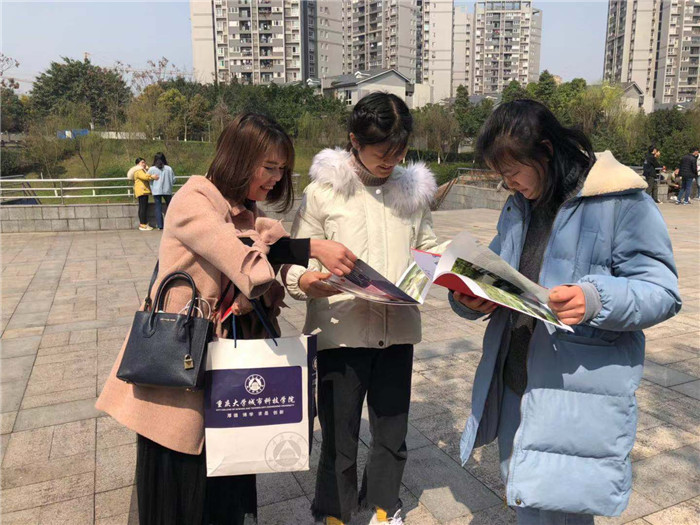 图4&nbsp;&nbsp;&nbsp;李菊芳老师向同学们介绍我校办学情况
