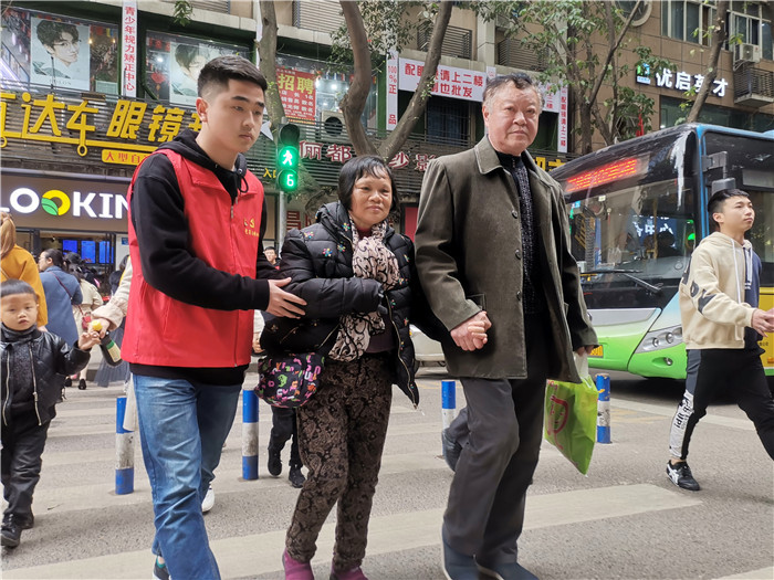 在交通要道，重大城科党员志愿者搀扶行动不便的老人过马路 (4)