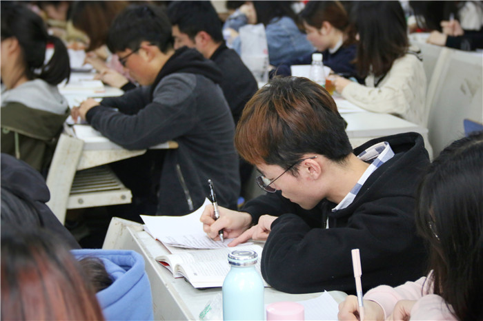 学生2