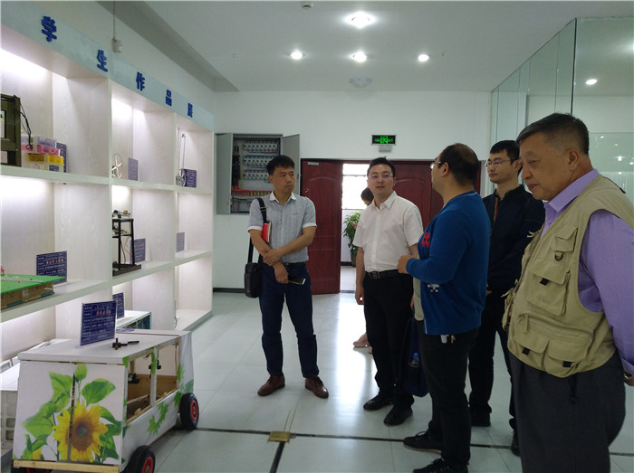 参观创新实训基地