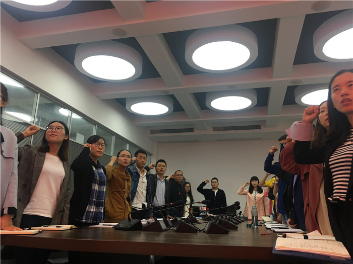 图2重温入党誓词