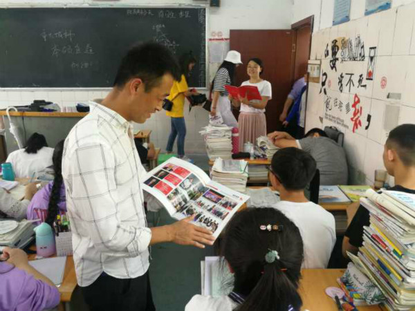 唐继龙书记在向学生详细介绍学校_meitu_4