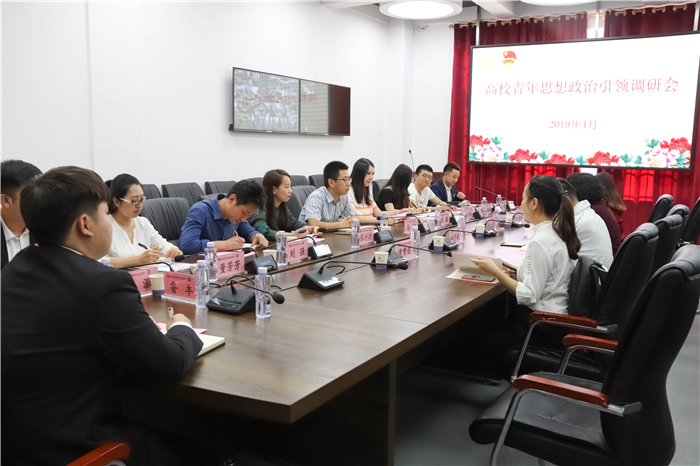 与师生代表进行座谈
