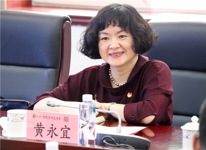 黄永宜书记听取领导发言