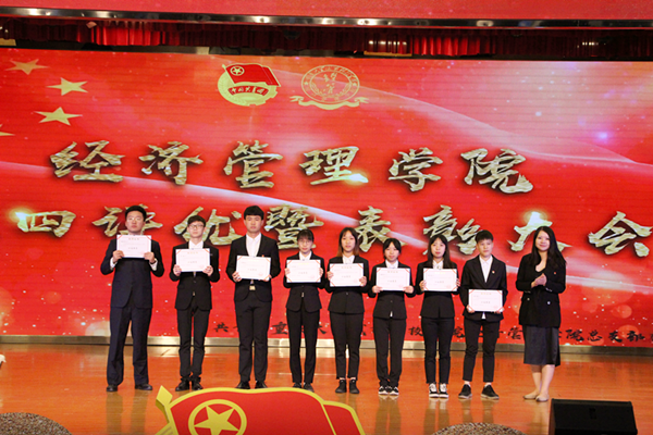 万书记颁奖_副本