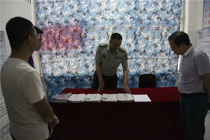 朱和胜参观迷彩社征兵宣传站