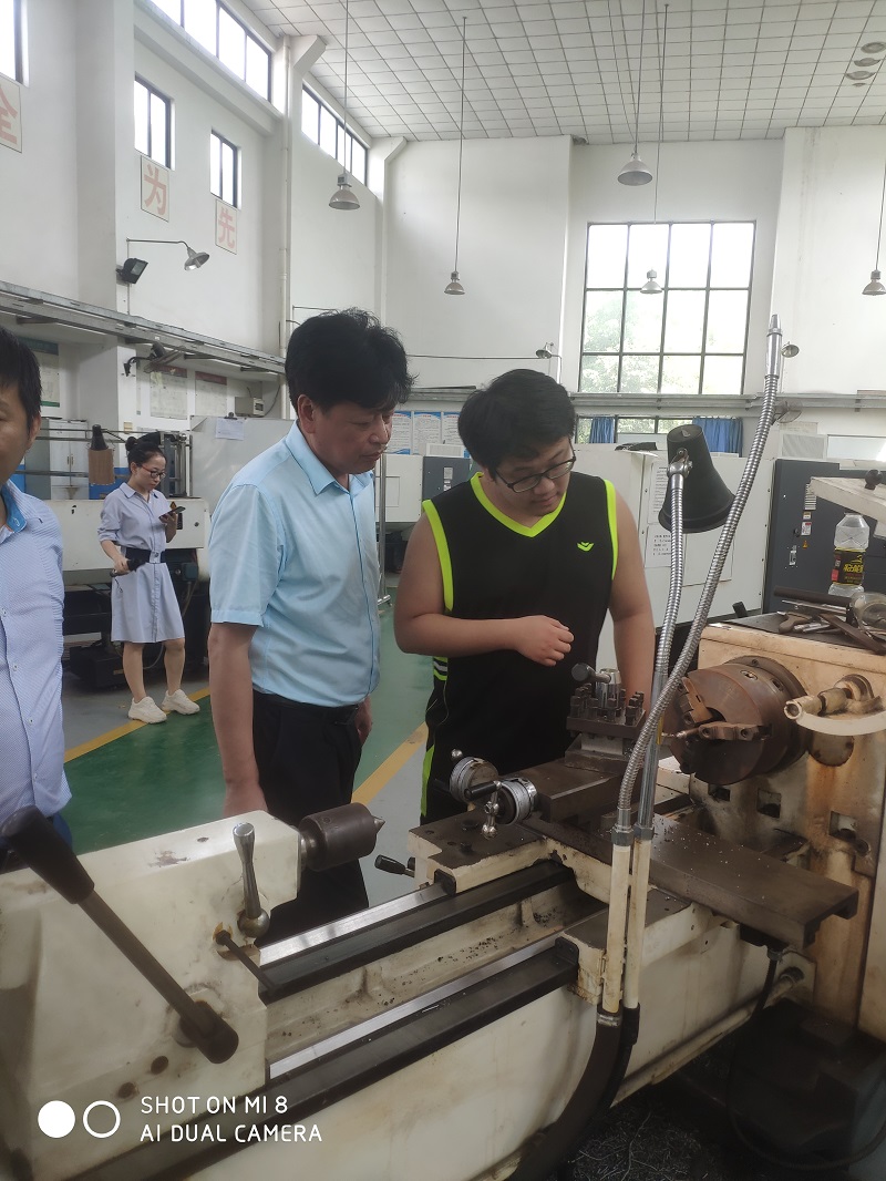 车床上加工榔头手柄