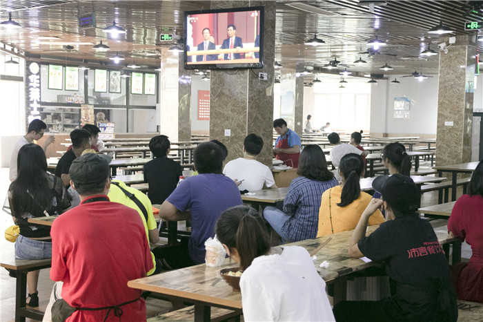 食堂看电视