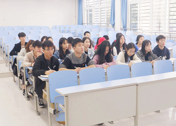 学生党员认真听讲_副本