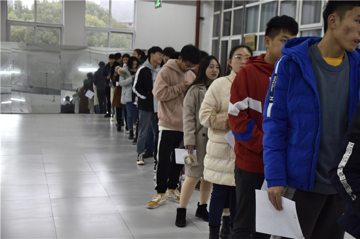 体检现场排队的学生-5