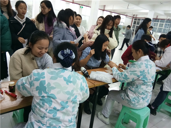 医护人员为学生抽血-3