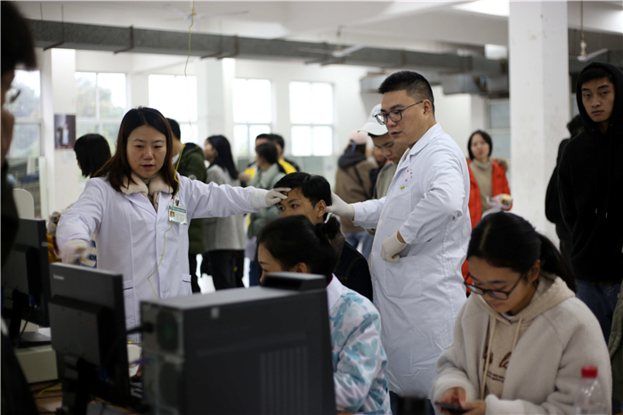 医护人员在为学生做检查-2