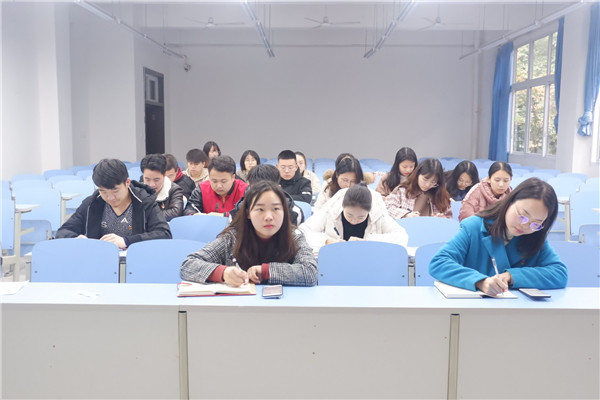 图3全体人员认真听讲_副本