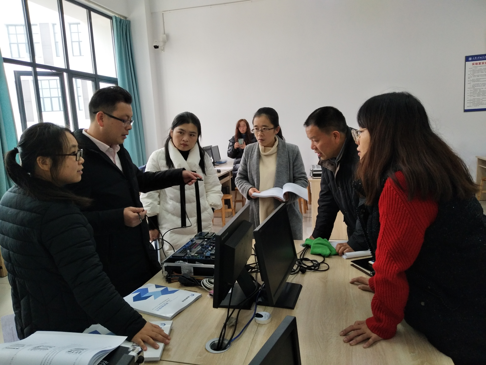 图1 百科融创工程师讲解实验设备