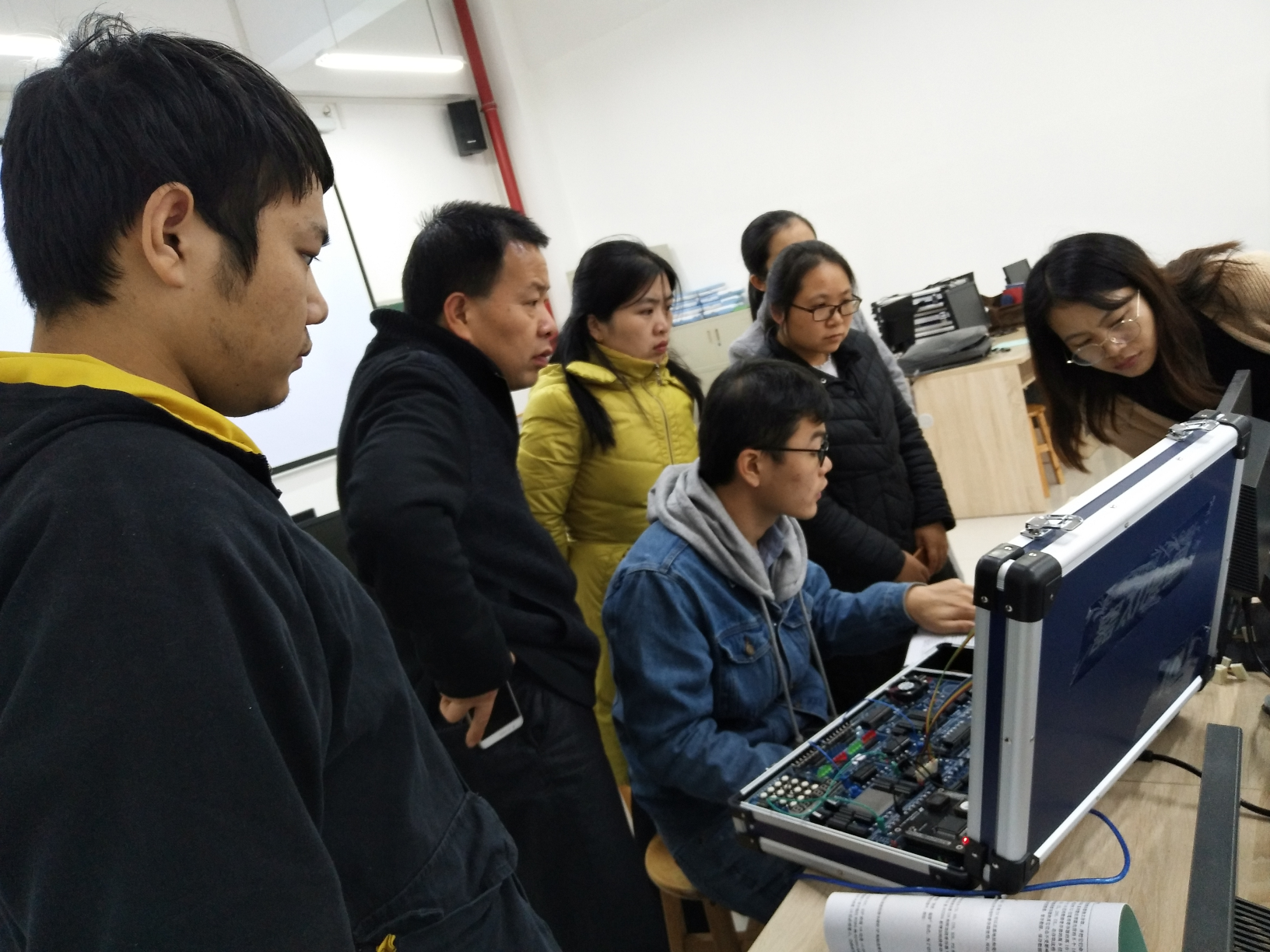 图3 唐都仪器工程师操作实验设备