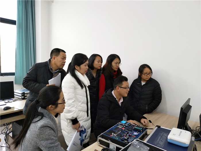 图2?百科融创工程师讲解软件操作