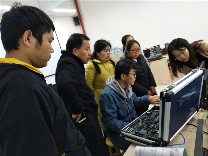 图3?唐都仪器工程师操作实验设备