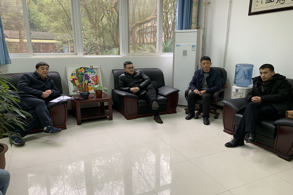 院长和书记与同学们谈心_副本