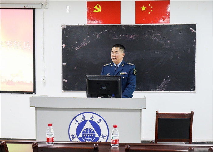 人武部副部长王炳江