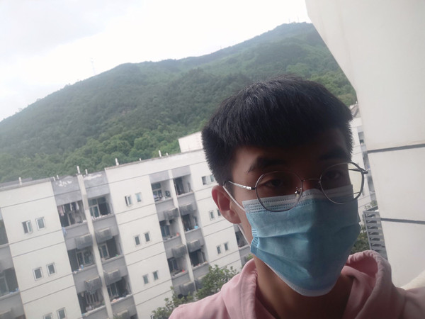 返校学生--经管志愿者队伍成员谢廷华