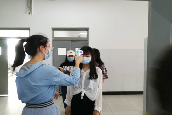 彭年秀老师所带19税务师专业返校第一课，进教室测体温，隔空坐，有序进行