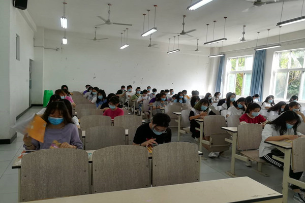 辅导员彭年秀老师所带19工商管理开学第一课，进教室打体温，全勤，自觉隔空坐2