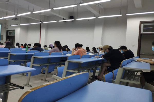 辅导员张峻铭老师所带18会计的开学第一课，同学们都很积极，早早到教室，自觉隔空坐2