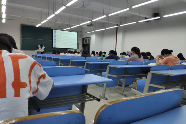 张峻铭老师所带的18会计的开学第一课，同学们都很积极，早早到教室，自觉隔空坐1