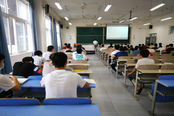 唐继龙老师所带班级学生上课