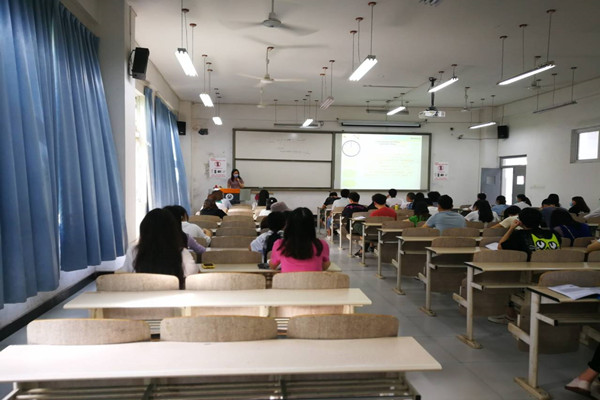 唐继龙老师所带班级学生上课2