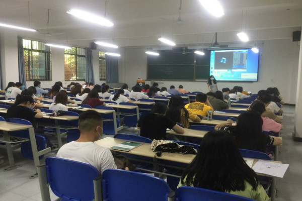 辅导员胡威所带18财务会计1-2班在a5-101h教室上课，学生精神神倍棒儿