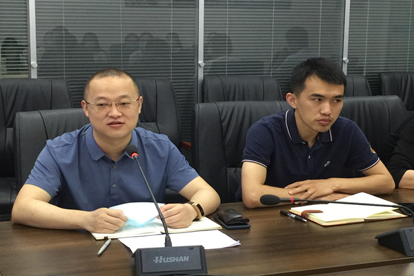 图一：学院冯鑫书记（左）和陈星副书记（右）