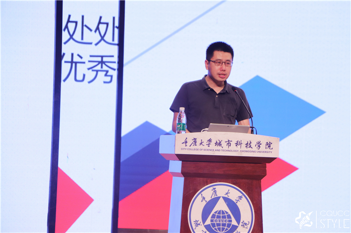 马健宣读表彰文件