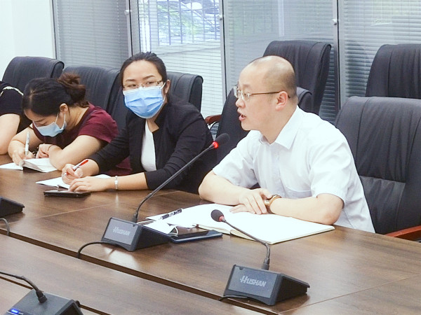 冯鑫书记主持会议