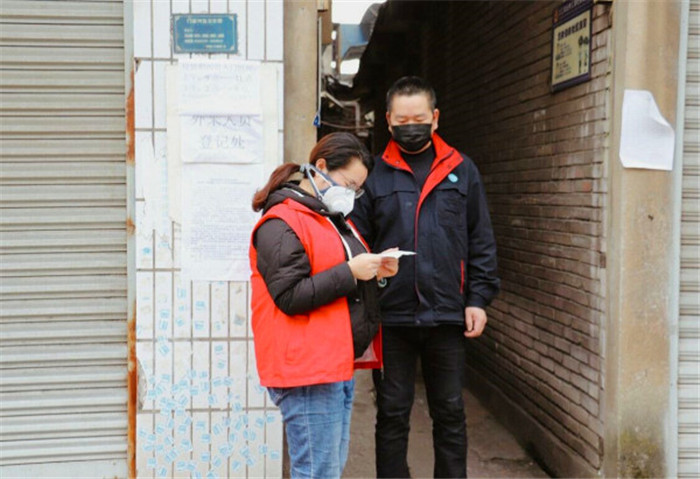 2：张茂莹抗疫照片