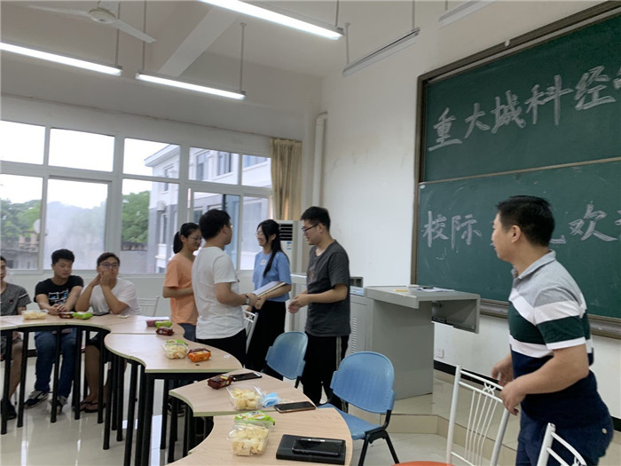 任帅老师和高老师代表赠送纪念品